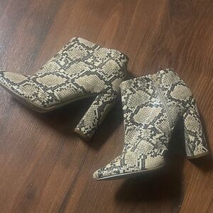 Shoe Dazzle Beige and Black Snakeskin Booties